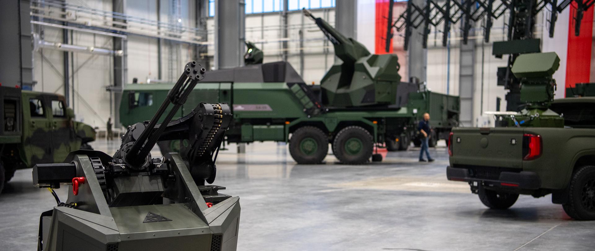 30 stycznia 2026 r. podpisano umowy z konsorcjum firm w składzie: Polska Grupa Zbrojeniowa i Kongsberg Defence & Aerospace na dostawę systemów przeciwlotniczych z możliwością zwalczania bezzałogowych statków powietrznych. 