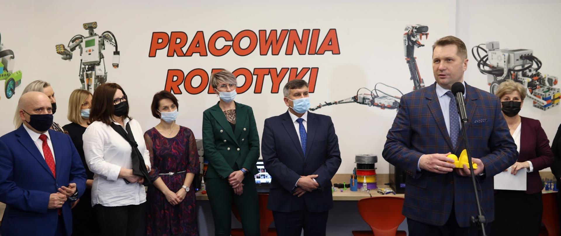 minister Czarnek przemawia podczas wizyty w szkole w Sarzynie