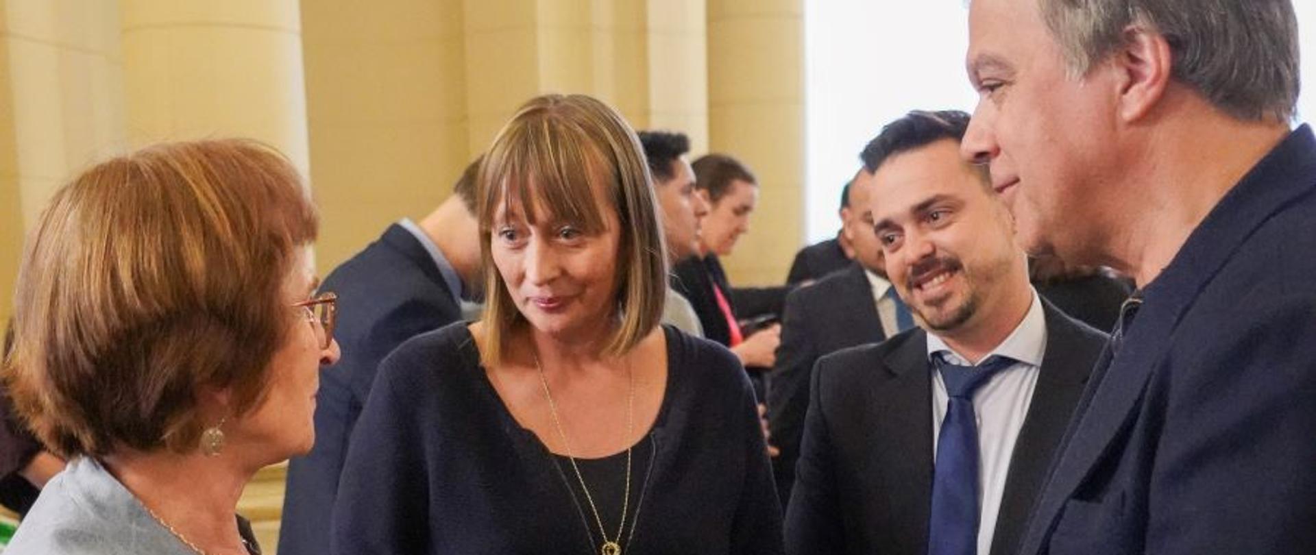 Otwarcie książki zawsze jest spotkaniem z kulturą, a otwarcie takiej, jak ta, z powodu której się tu spotkaliśmy, jest ponadto kultywowaniem pamięci, powiedział Deputowany Roy Cortina, gospodarz wydarzenia. Zauważył również, że książka i film „Polmission. Tajemnice paszportów” to dwa elementy o znaczącej wartości historycznej dla rekonstrukcji pamięci. Wspomniał również, że wątki tej historii wielokrotnie sięgają Buenos Aires, jak choćby w przypadku nieocenionej działalności Stefana Ryniewicza, który po wojnie prowadził Klub Polski w Buenos Aires i zdobywał środki dla Polonii oraz kierowanego przez siebie ośrodka, a także żydowskich organizacji, które powstawały w Argentynie w celu niesienia pomocy humanitarnej w tak trudnym czasie.