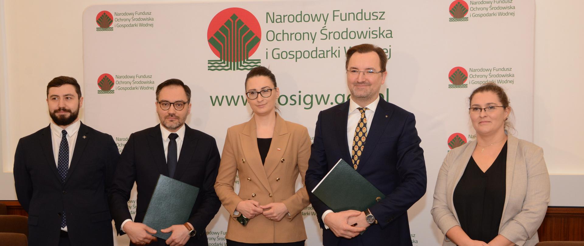Umowa podpisana przez Sławomira Mazurka, wiceprezesa NFOŚiGW oraz Michała Wiśniewskiego, wiceministra w Ministerstwie Obrony Narodowej w obecności wiceminister klimatu i środowiska Małgorzaty Golińskiej.