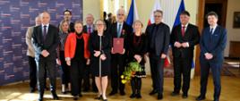 Wspólne zdjęcie. W centrum chargé d'affaires Barbara Tuge-Erecińska i odznaczony Jiří Schneider.
