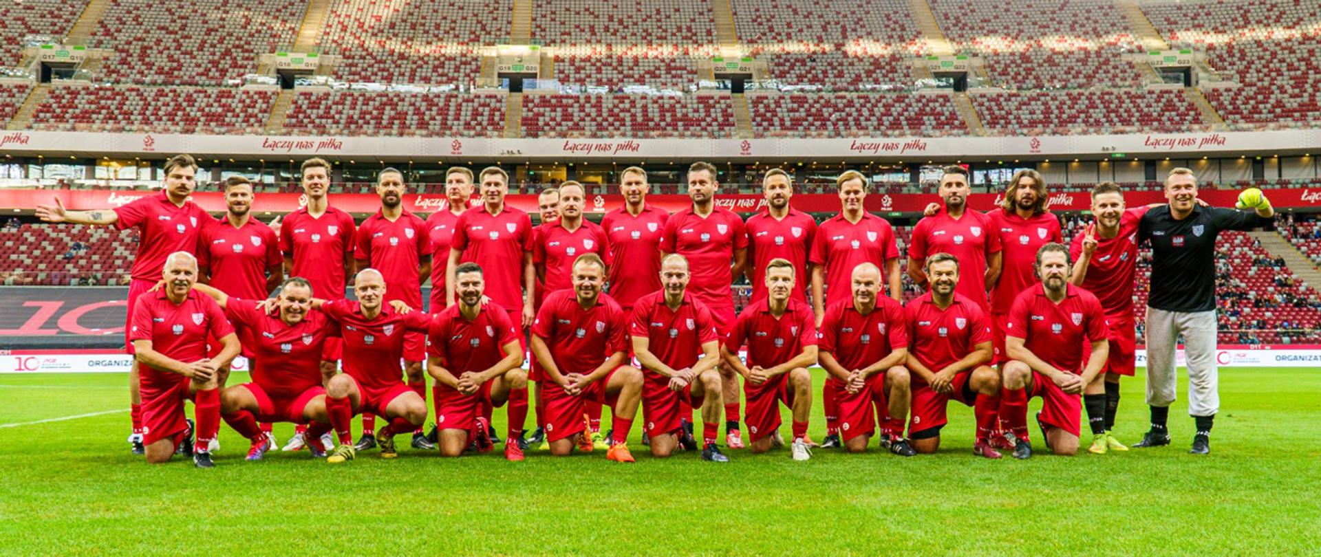 Święto Piłki Nożnej 2022 na PGE Narodowym - zdjęcie grupowe drużyny przyjaciół piłki nożnej