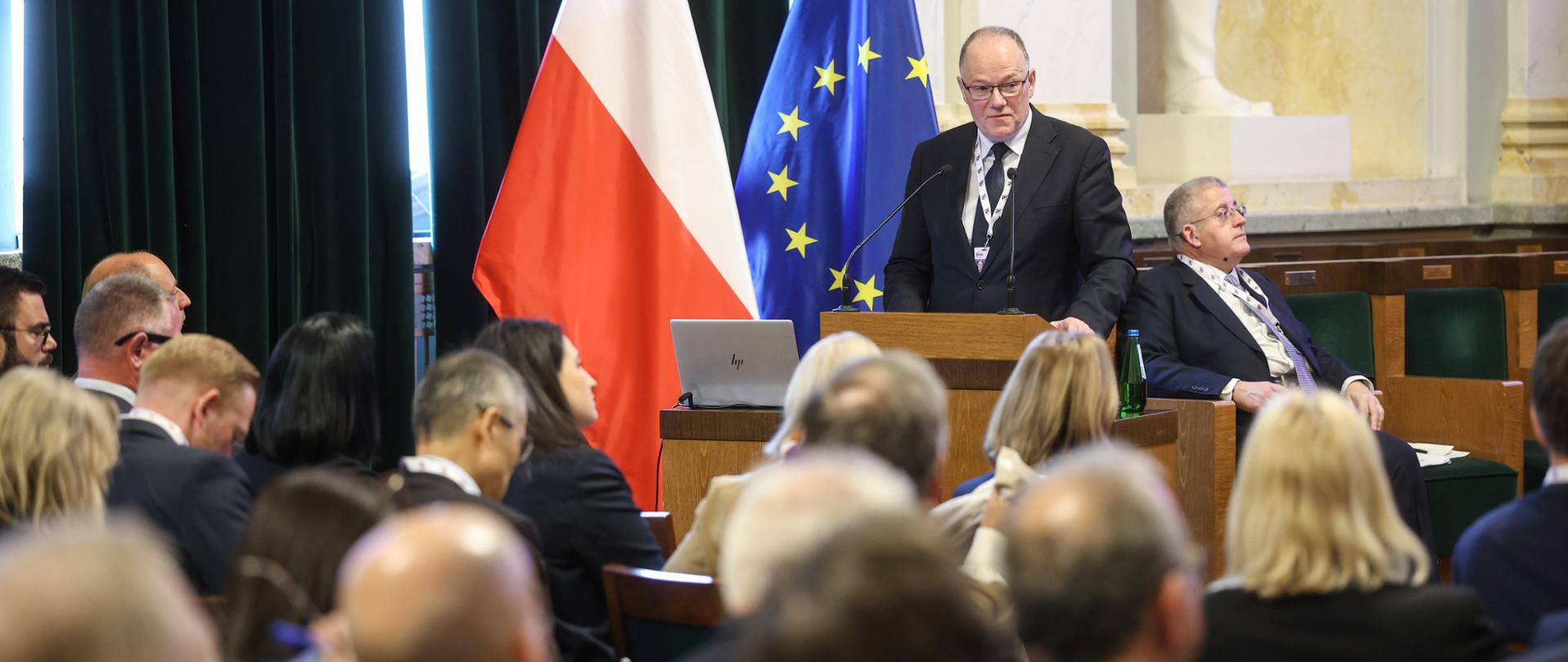 Kraków, Polska, 6 maja 2025 r. Konferencja wysokiego szczebla na temat polityki surowcowej UE z udziałem wiceministra Krzysztofa Galosa. Zdjęcie autorstwa Łukasza Gągulskiego przedstawia wiceministra przemawiającego przed siedzącymi tyłem, zgromadzonymi gośćmi.