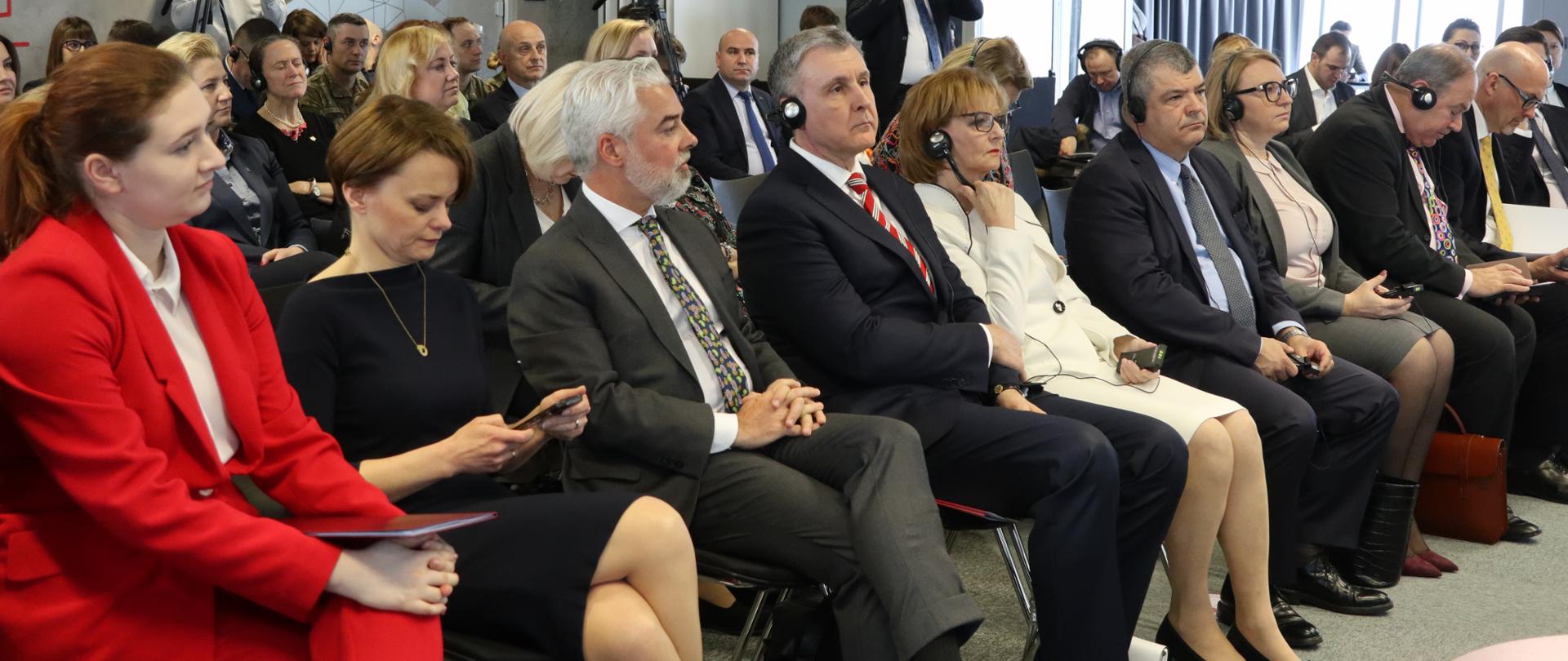 uczestnicy konferencji siedzą, za nimi stoją kamery rejestrujące wydarzenia