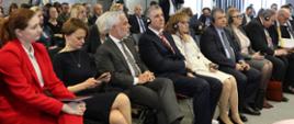 uczestnicy konferencji siedzą, za nimi stoją kamery rejestrujące wydarzenia