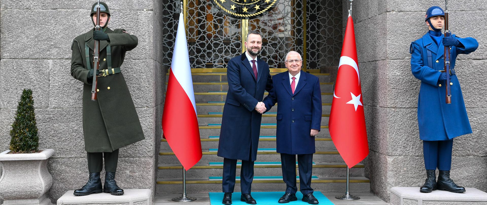15 grudnia 2025 r. wicepremier - minister obron narodowej Władysław Kosiniak-Kamysz złożył wizytę w Republice Turcji. W poniedziałek spotkał się z Yaşarem Gülerem ministrem obrony Turcji. Fot. plut. Wojciech Król/MON