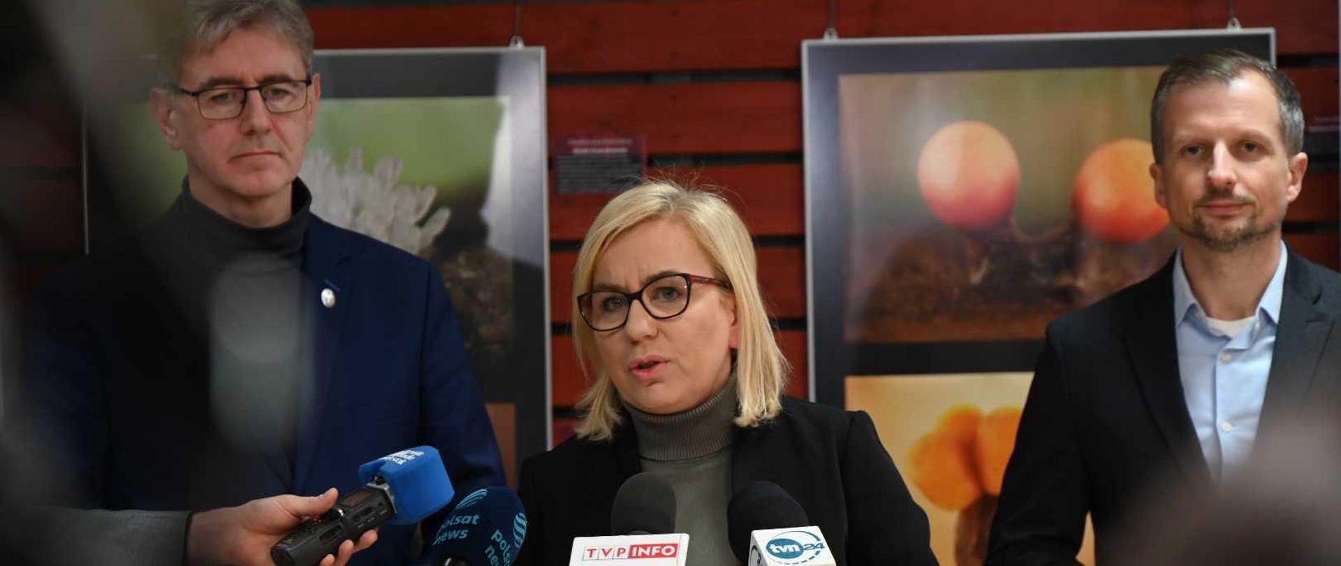 Minister Paulina Hennig-Kloska oraz wiceminister Mikołaj Dorożała dyskutowali 4 i 5 stycznia 2024 r. w Białowieży o przyszłości Puszczy Białowieskiej z lokalnymi społecznościami, przedstawicielami świata nauki, organizacji pozarządowych, leśników i samorządu. Ogłoszono rozpoczęcie prac nad Konstytucją dla Puszczy Białowieskiej