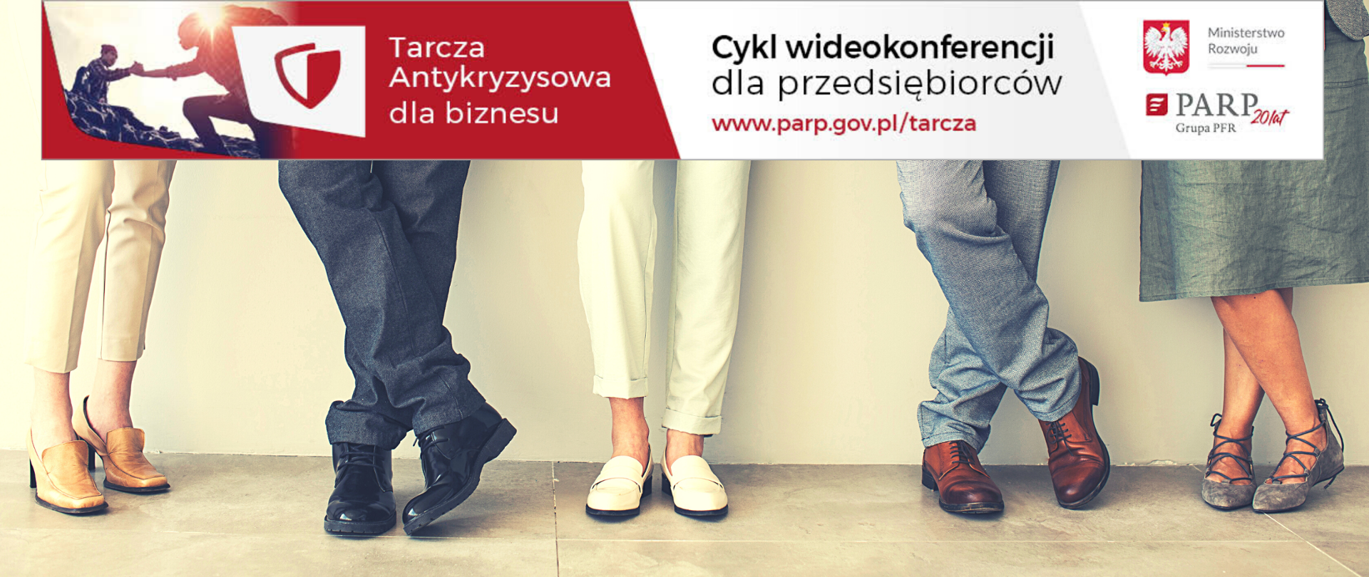 I góry belka z logotypem Tarczy Antykryzysowej dla Biznesu. Napis: Cykl wideokonferencji dla przedsiębiorców. Adres www.parp.gov.pl/tarcza. Logotypy: Ministerstwa Rozwoju i PARP. Pod belką obrazek nóg pięciu osób, (w ujęciu od kolan w butów) elegancko ubranych.