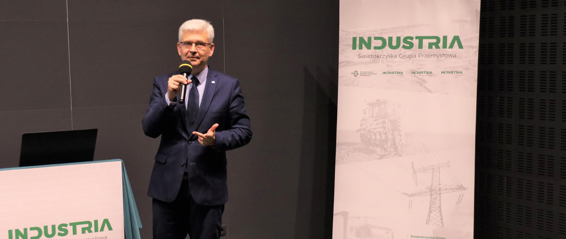 Wiceminister Zyska przemawiający na spotkaniu Świętokrzyskiego Klastra Wodorowego 