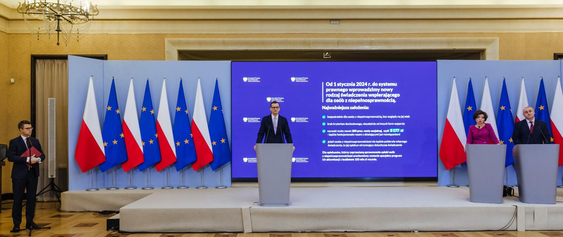 Premier Mateusz Morawiecki, minister rodziny i polityki społecznej Marlena Maląg, sekretarz stanu w MRiPS Paweł Wdówik i rzecznik rządu Piotr Müller podczas konferencji prasowej w KPRM.