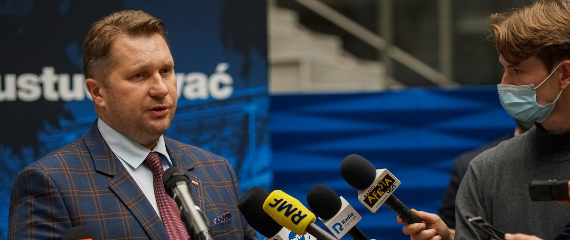 Minister Edukacji i Nauki na Politechnice Poznańskiej, minister Przemysław Czarnek udziela wywiadu na Politechnice Poznańskiej.