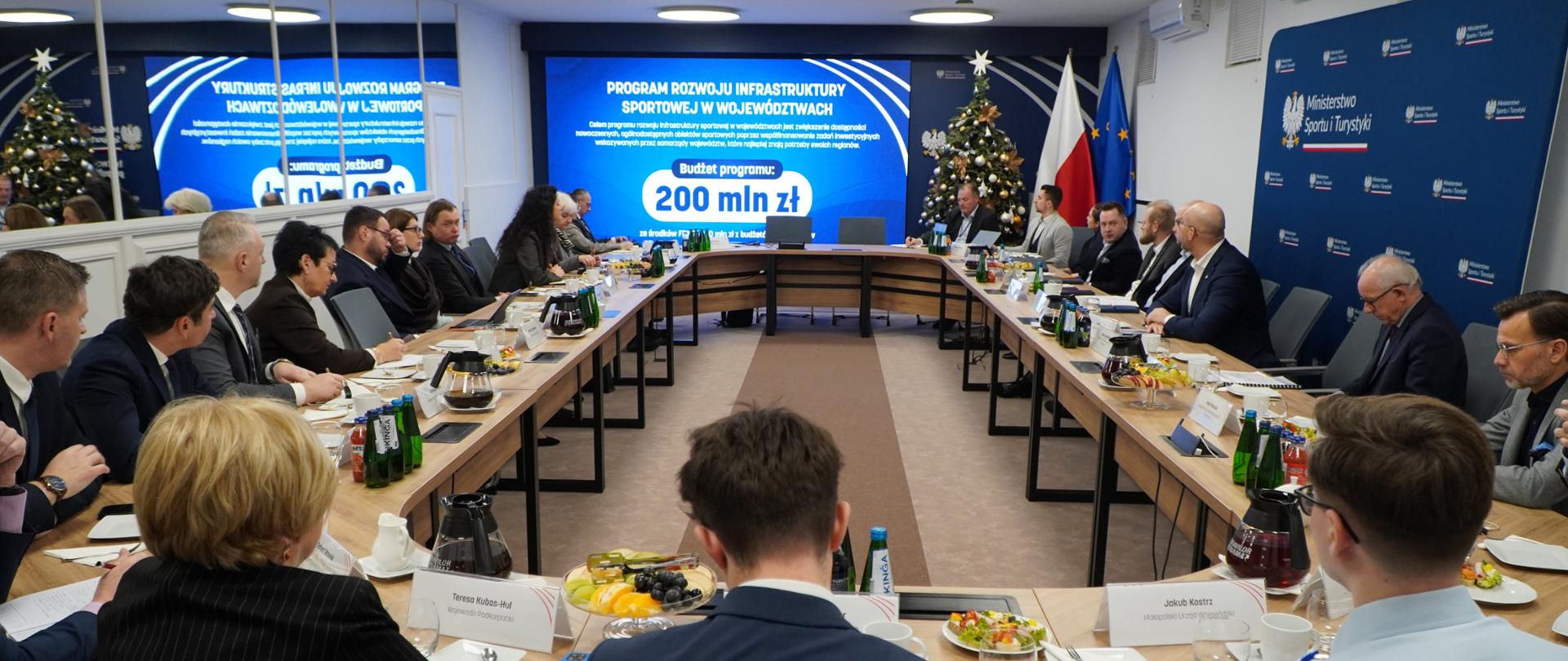 Zdjęcie przedstawia spotkanie w Ministerstwie Sportu nt. rozwoju infrastruktury sportowej
