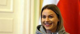Natalia Maliszewska na tle polskiej flagi