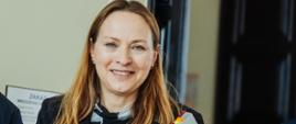 Minister funduszy i polityki regionalnej Katarzyna Pełczyńska Nałęcz trzyma w dłoniach dokumenty dotyczące zmiany w przekierowaniu środków z KPO 