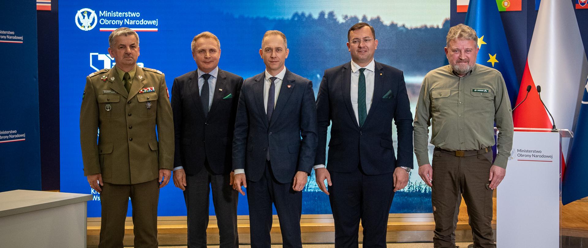 W środę 23 kwietnia br. w Warszawie sekretarz stanu w MON Cezary Tomczyk podpisał porozumienia o współpracy z Krajowym Ośrodkiem Wsparcia Rolnictwa oraz Lasami Państwowymi w ramach Tarczy Wschód. 