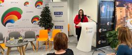 Minister funduszy i polityki regionalnej Małgorzata Jarosińska-Jedynak stoi przy mikrofonie i przemawia