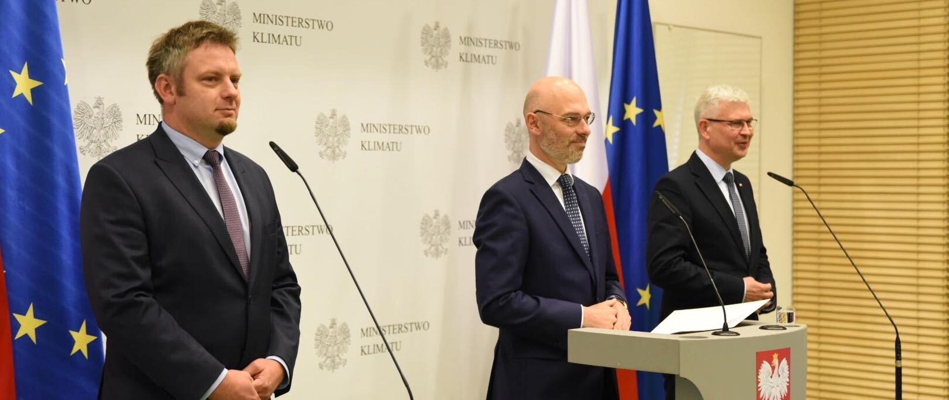 P.o. prezesa NFOŚiGW Dominik Bąk, mister klimatu Michał Kurtyka, wiceminister klimatu Ireneusz Zyska na konferencji prasowej dot. programu "Mój Prąd"