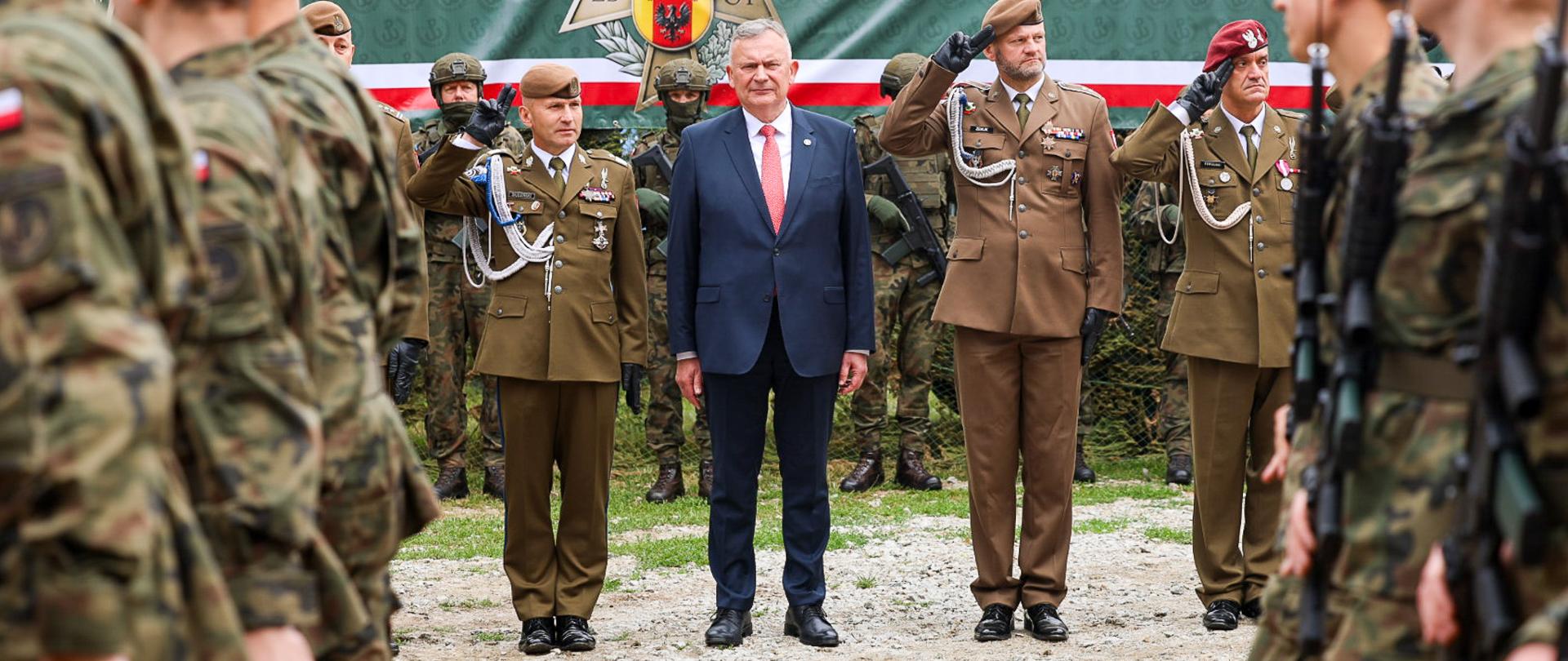 12 lipca 2026 roku, w Uniejowie odbyła się uroczysta przysięga wojskowa z udziałem Sekretarza Stanu w Ministerstwie Obrony Narodowej Pawła Bejdy. Tego dnia żołnierze Wojsk Obrony Terytorialnej (9 Łódzkiej Brygady OT, batalionu dowodzenia oraz Ośrodka Reprezentacyjnego WOT) wypowiedzieli słowa wojskowej roty przysięgi. Ślubowanie na wierność Rzeczypospolitej Polskiej stanowi oficjalne zwieńczenie wymagającego i intensywnego okresu szkolenia podstawowego. To symboliczny początek nowej drogi oraz kolejnego etapu odpowiedzialnej służby w strukturach Sił Zbrojnych RP.