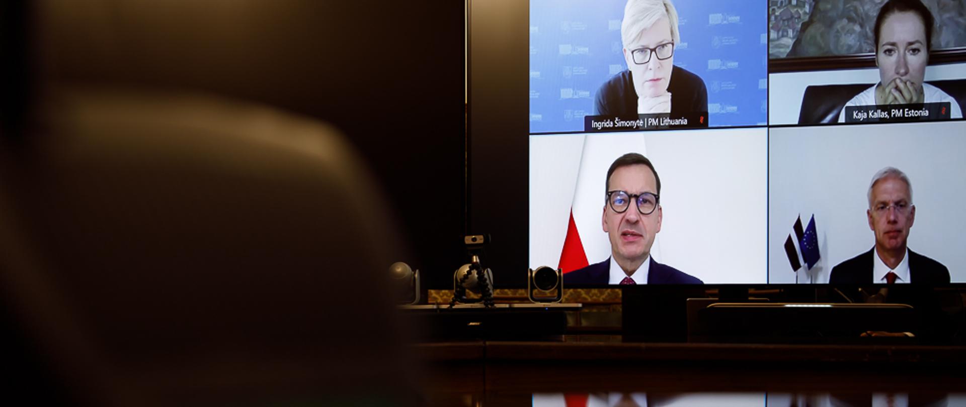 Premier Mateusz Morawiecki podczas wideokonferencji z szefami rządów Litwy, Łotwy i Estonii. 