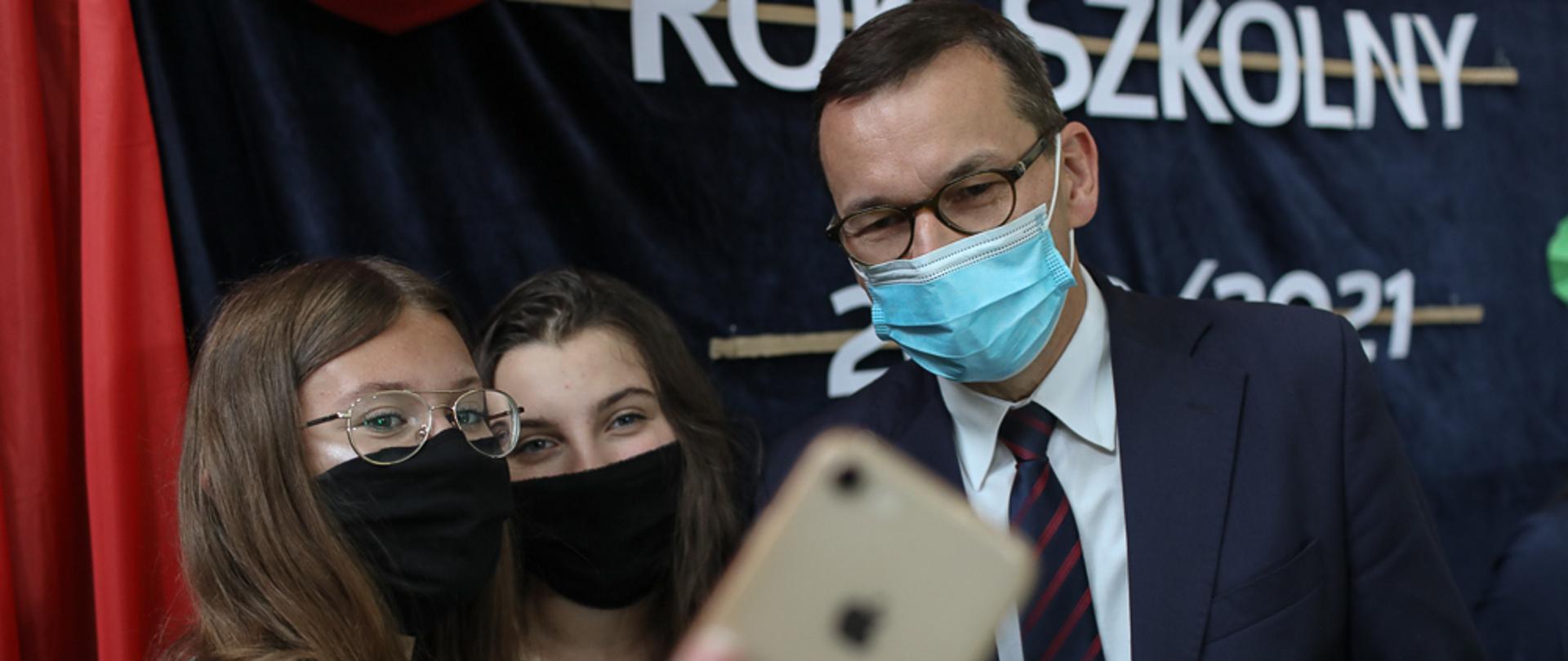 Selfie premiera z uczennicami.