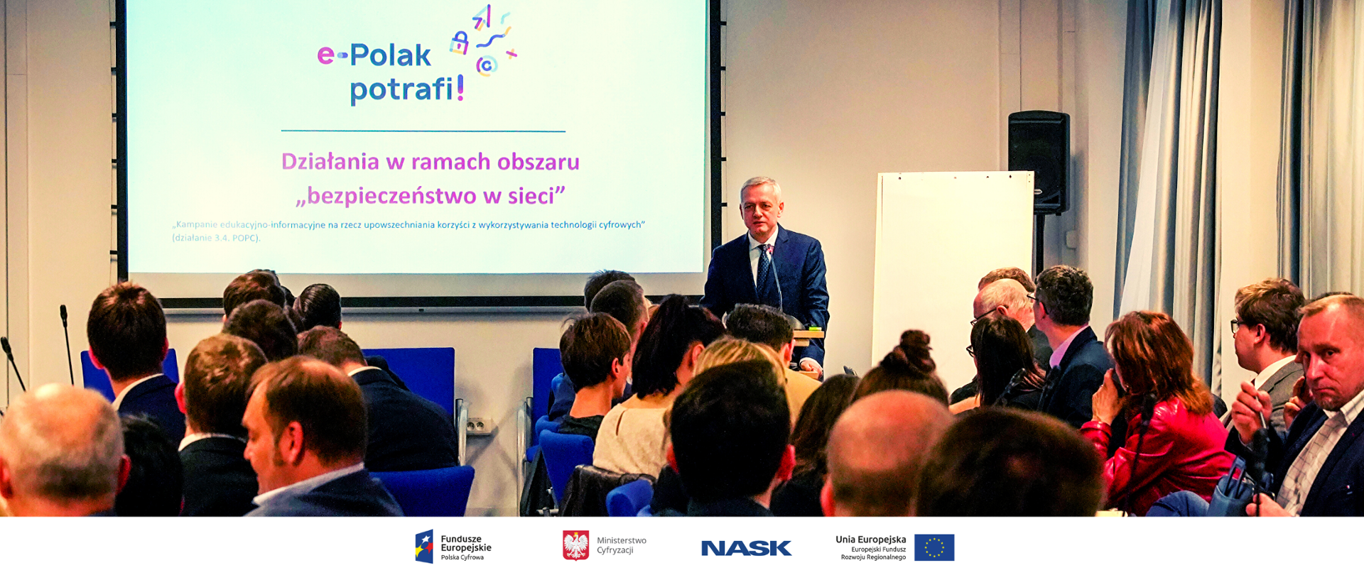 Sala pełna gości, przemawia minister Marek Zagórski