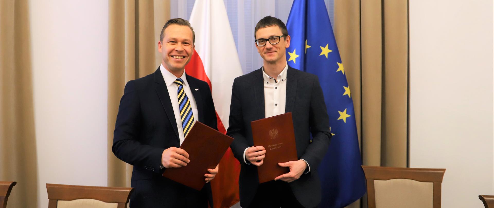 Pełnomocnik rządu ds. cyberbezpieczeństwa, wiceminister cyfryzacji - Karol Okoński oraz prezes Krypton Polska Sp. z o.o. - Michał Czmoch pozują do wspólnego zdjęcia. 