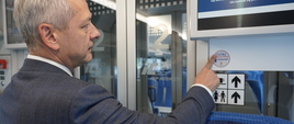 Minister Marek Zagórski w wagonie pociągu.
