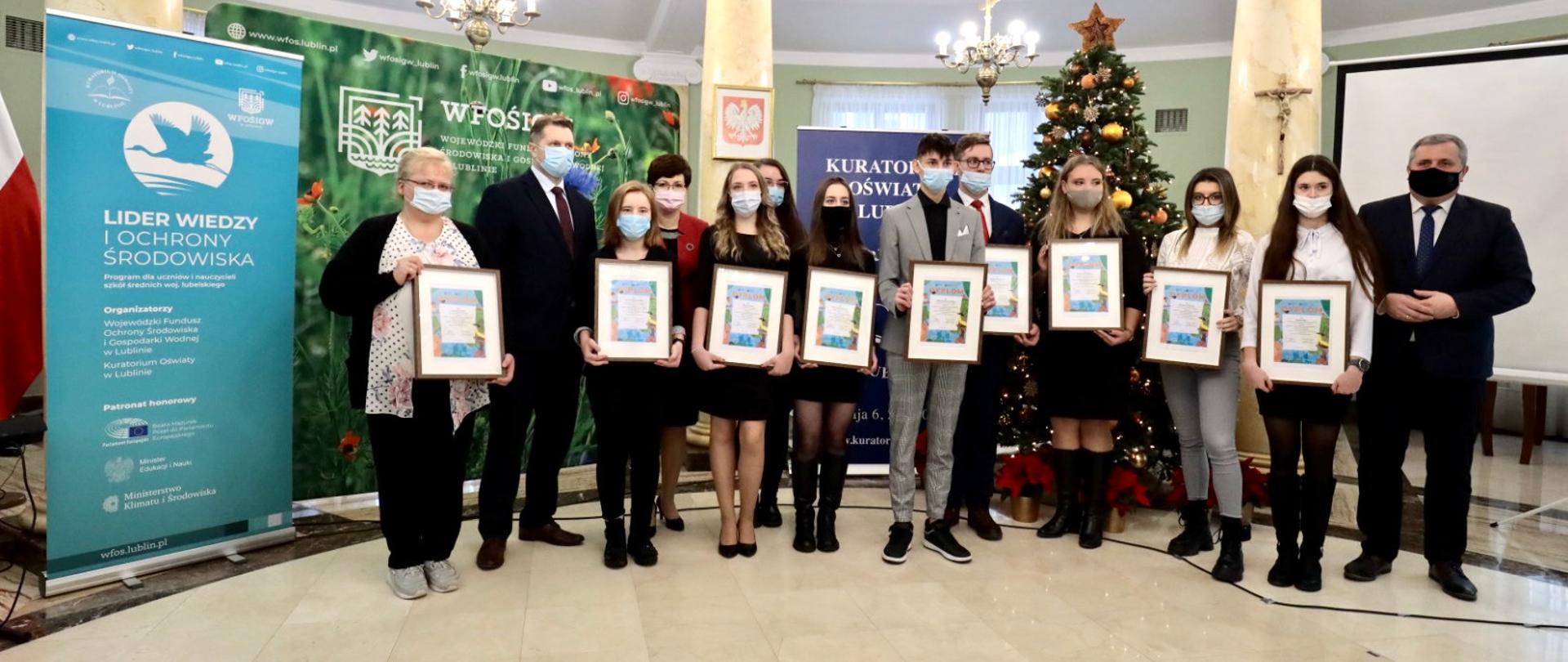 Gala finałowa programu „Lider wiedzy i ochrony środowiska” z udziałem ministra Przemysława Czarnka, minister Przemysław Czarnek e towarzystwie nagrodzonych uczniów.