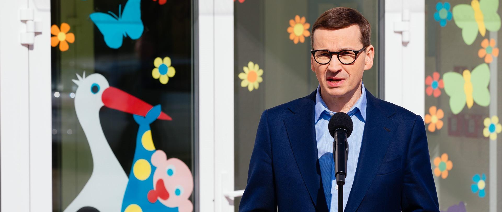 Premier na tle żłobka.