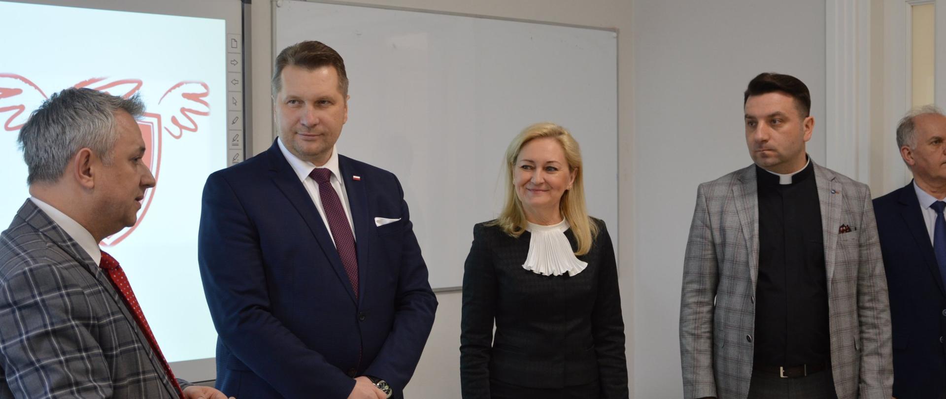 Minister Przemysław Czarnek spotkał się z wolontariuszami Szkolnego Koła Caritas z IV Liceum Ogólnokształcącego w Siedlcach