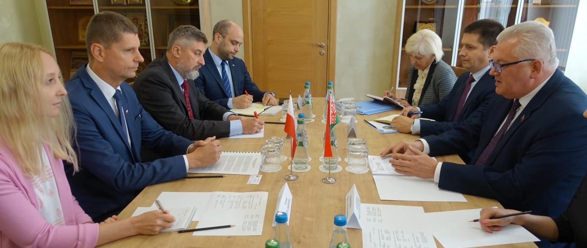 Minister Edukacji Narodowej Dariusz Piontkowski przebywał z dwudniową wizytą na Białorusi, której celem jest rozmowa z białoruskim ministrem edukacji Igorem Karpienko na temat nauczania języka polskiego oraz spotkanie z polskim środowiskiem oświatowym. To pierwsza obecność polskiego ministra edukacji od trzydziestu lat.