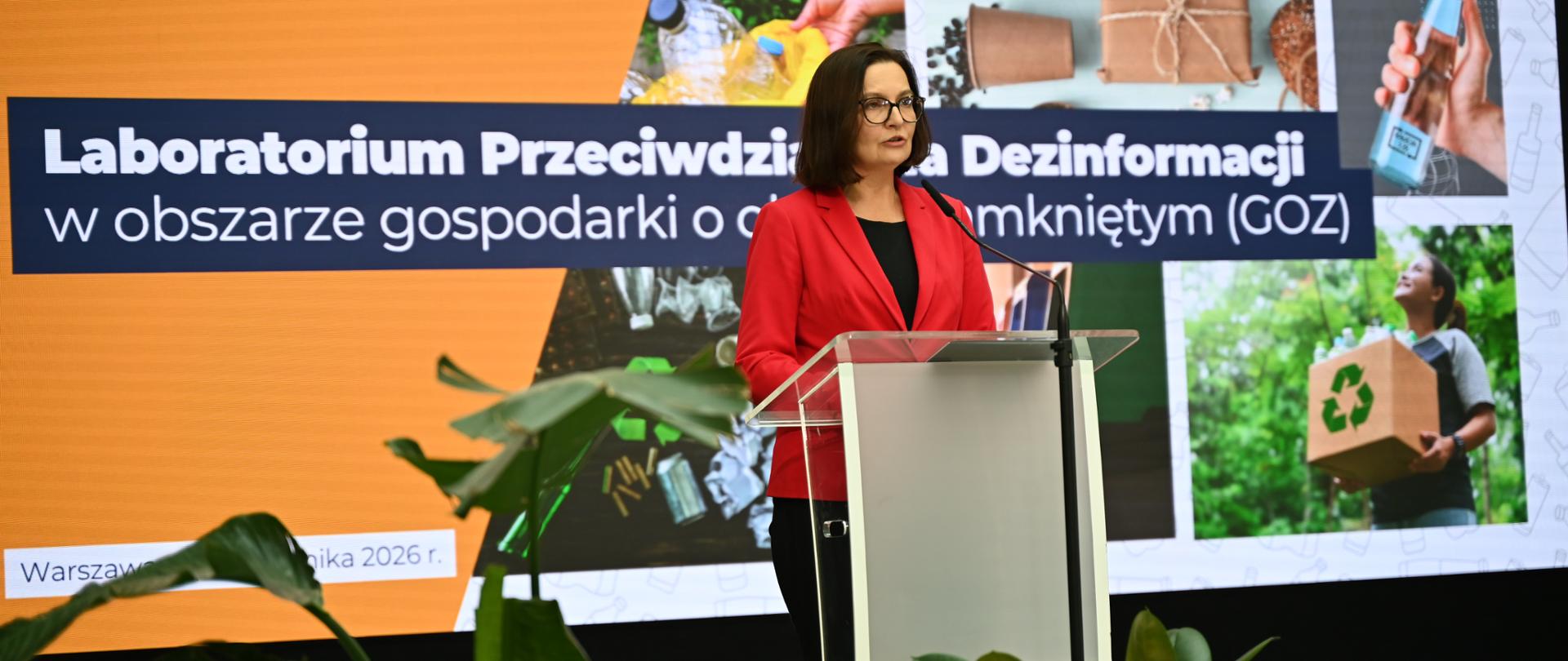 Wiceministra Anita Sowińska podczas przemówienia na Laboratorium Przeciwdziałania Dezinformacji w obszarze gospodarki o obiegu zamkniętym