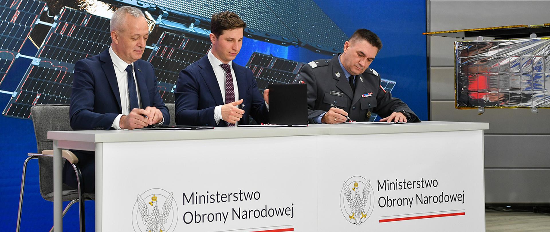 14 maja 2025 r. w Warszawie, w obecności Władysława Kosiniaka-Kamysza wicepremiera - ministra obrony narodowej oraz Pawła Bejdy i Cezarego Tomczyka, sekretarzy stanu w MON, została podpisana umowa na dostawę Satelitarnego Systemu Obserwacji Ziemi w programie MikroSAR pomiędzy Agencją Uzbrojenia a Konsorcjum w składzie: ICEYE Polska Sp. z o.o. i Wojskowe Zakłady Łączności Nr 1. Fot. plut. Wojciech Król/MON
