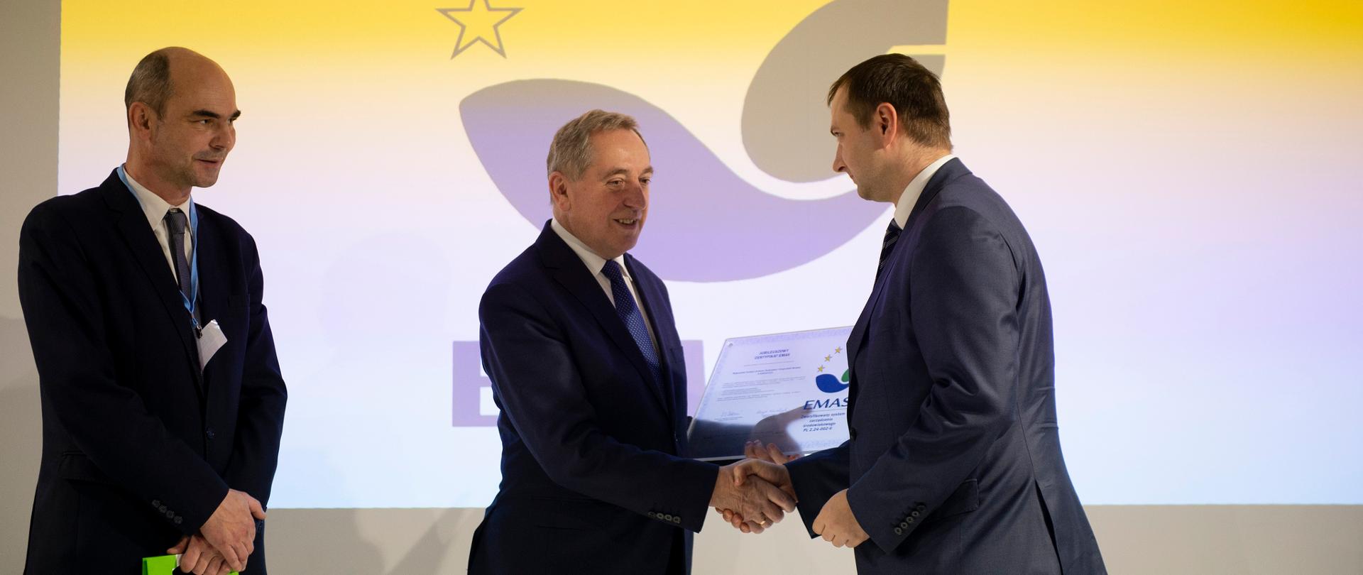 Henryk Kowalczyk wręcza certyfikat
