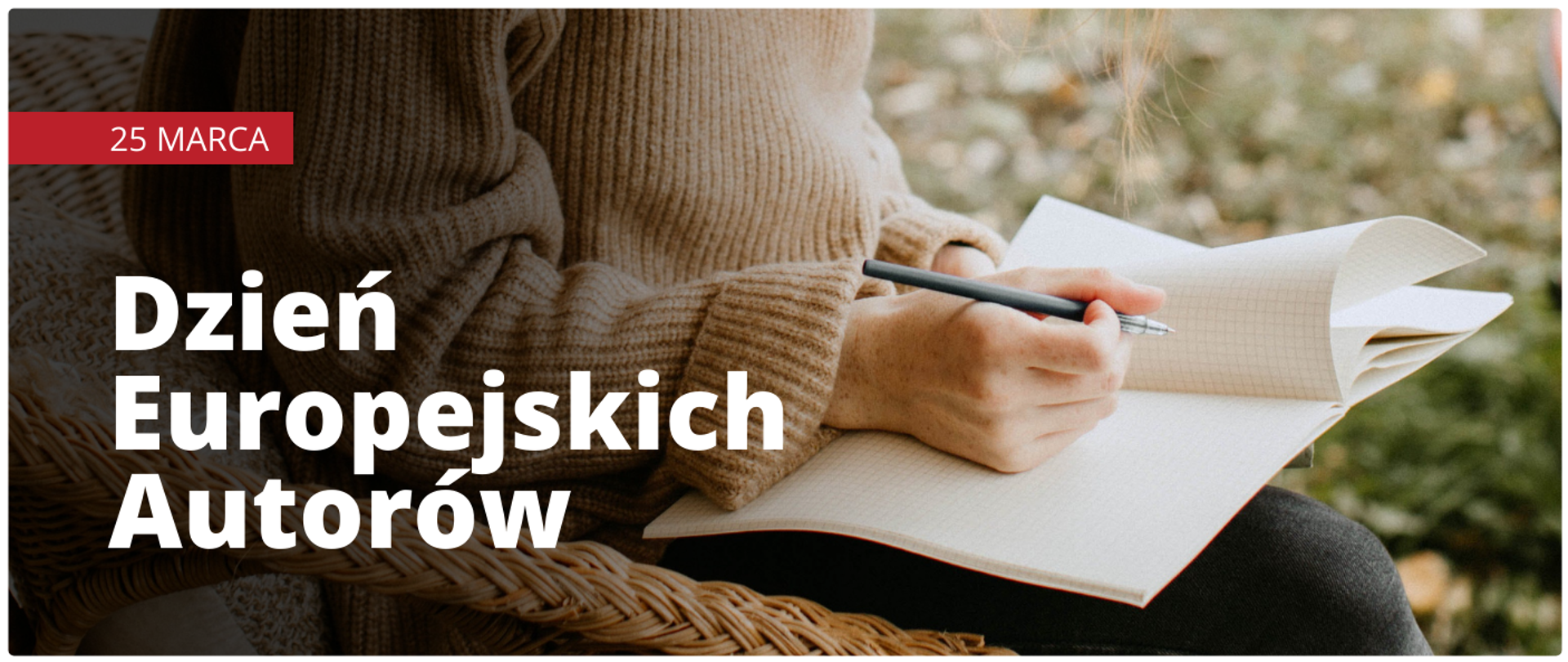 Grafika przedstawia kobietę, która siedzi po lewej stronie i trzyma w ręku otwarty pusty zeszyt w kratkę. W dłoni trzyma długopis. W lewym dolnym roku biały napis Dzień Europejskich Autorów