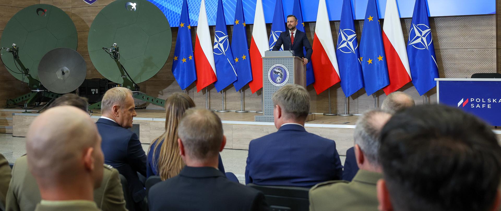 28 maja 2026 r. w siedzibie Dowództwa Komponentu Wojsk Obrony Cyberprzestrzeni w Legionowie, wicepremier - minister obrony narodowej Władysław Kosiniak-Kamysz, sekretarz stanu w MON Cezary Tomczyk oraz Magdalena Sobkowiak-Czarnecka Pełnomocnik Rządu ds. Instrumentu na rzecz Zwiększenia Bezpieczeństwa wzięli udział w uroczystości podpisania pierwszych umów finansowanych z programu SAFE. Fot. Krzysztof Gumul/WCEO