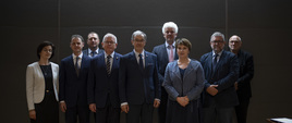 zdjęcie grupowe, uczestnicy spotkania patrzą w stronę fotografującego