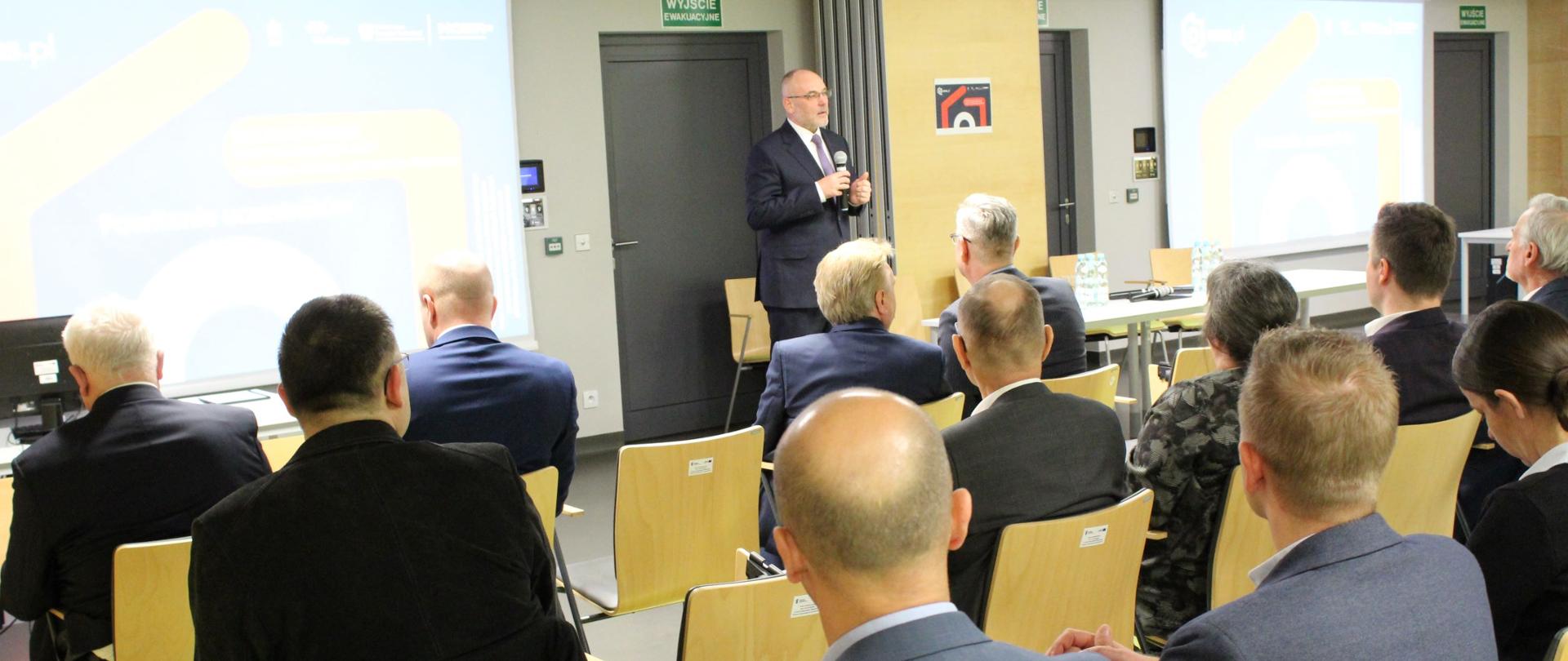 Minister Piotr Dziadzio podczas seminarium w Centrum Energetyki Akademii Górniczo-Hutniczej w Krakowie.