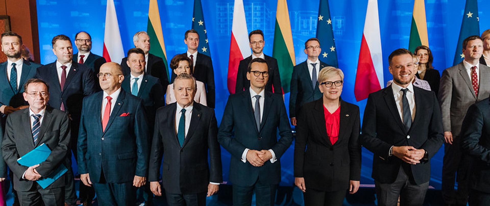 Zdjęcie zbiorowe - minister Czarnek w otoczeniu ministrów na pierwszym planie premier Mateusz Morawiecki.