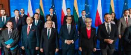 Zdjęcie zbiorowe - minister Czarnek w otoczeniu ministrów na pierwszym planie premier Mateusz Morawiecki.