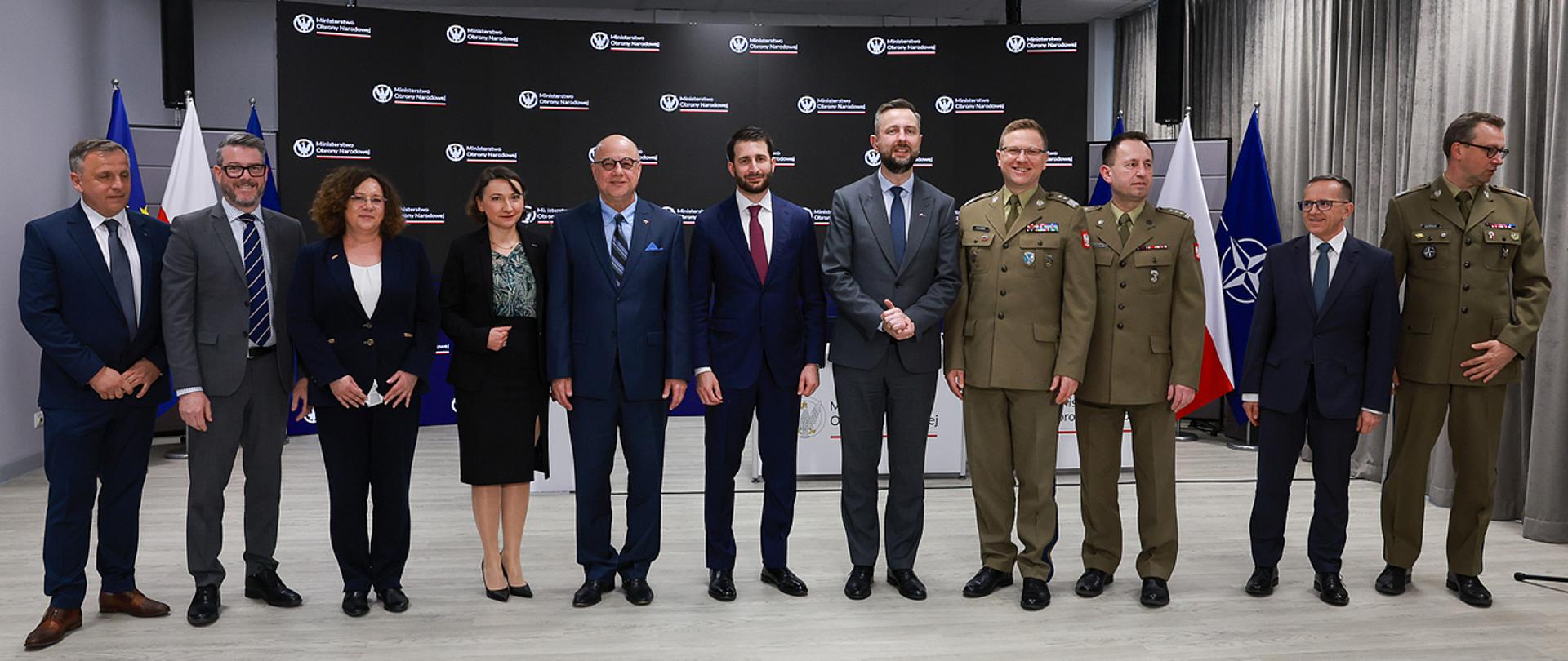 1 kwietnia 2025 r. w Warszawie, wicepremier-minister obrony narodowej Władysław Kosiniak – Kamysz wziął udział w uroczystości podpisania porozumienia o współpracy Dowództwa Komponentu Wojsk Obrony Cyberprzestrzeni z firmą Oracle. Fot. Krzysztof Gumul/WCEO
