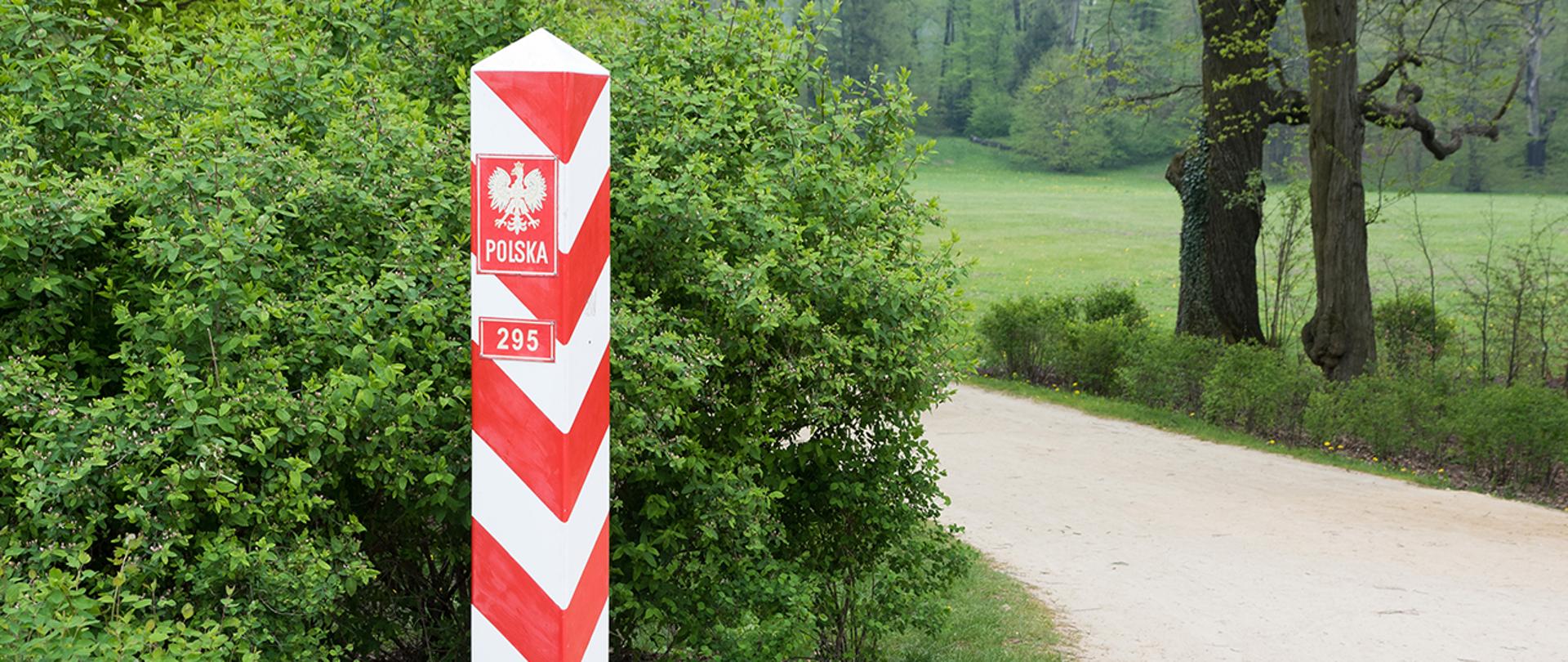 Słupek graniczny po polskiej stronie granicy.