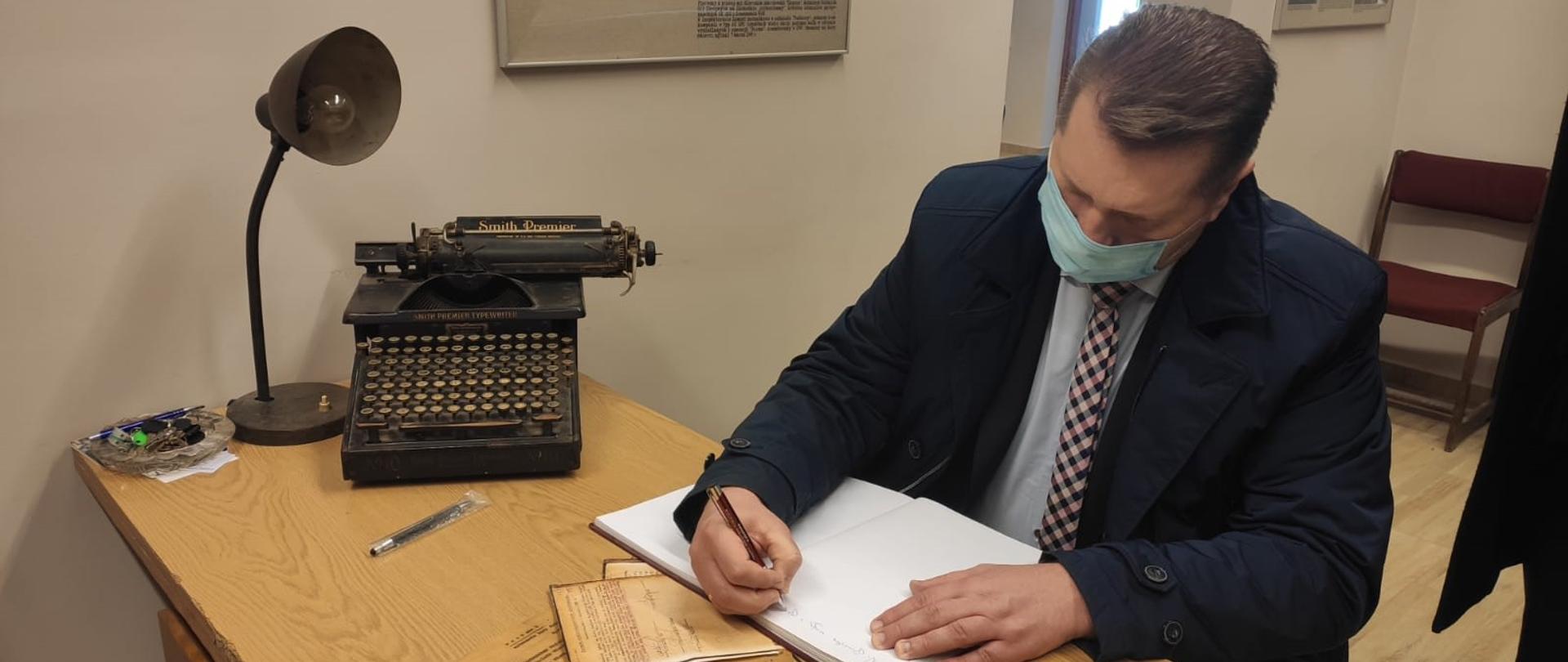 Minister Edukacji i Nauki Przemysław Czarnek odwiedził Muzeum Historyczne Inspektoratu Zamojskiego Armii Krajowej w Bondyrzu. 
