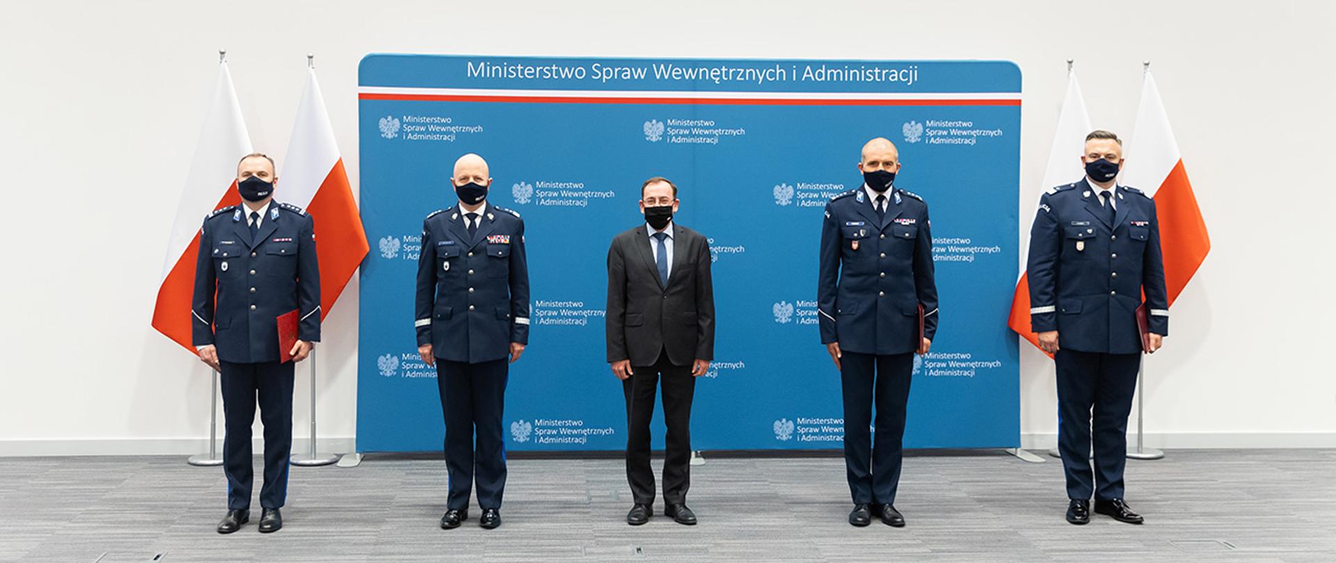Minister Mariusz Kamiński i komendant główny Policji Jarosław Szymczyk z powołanymi komendantami.