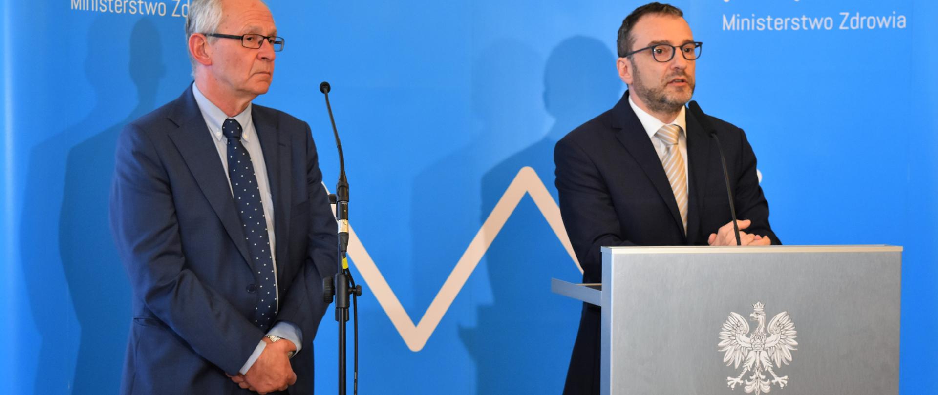 Wiceminister Marcin Czech oraz konsultant krajowy ds. onkologii klinicznej Maciej Krzakowski podczas konferencji prasowej dotyczącej nowej listy leków refundowanych.