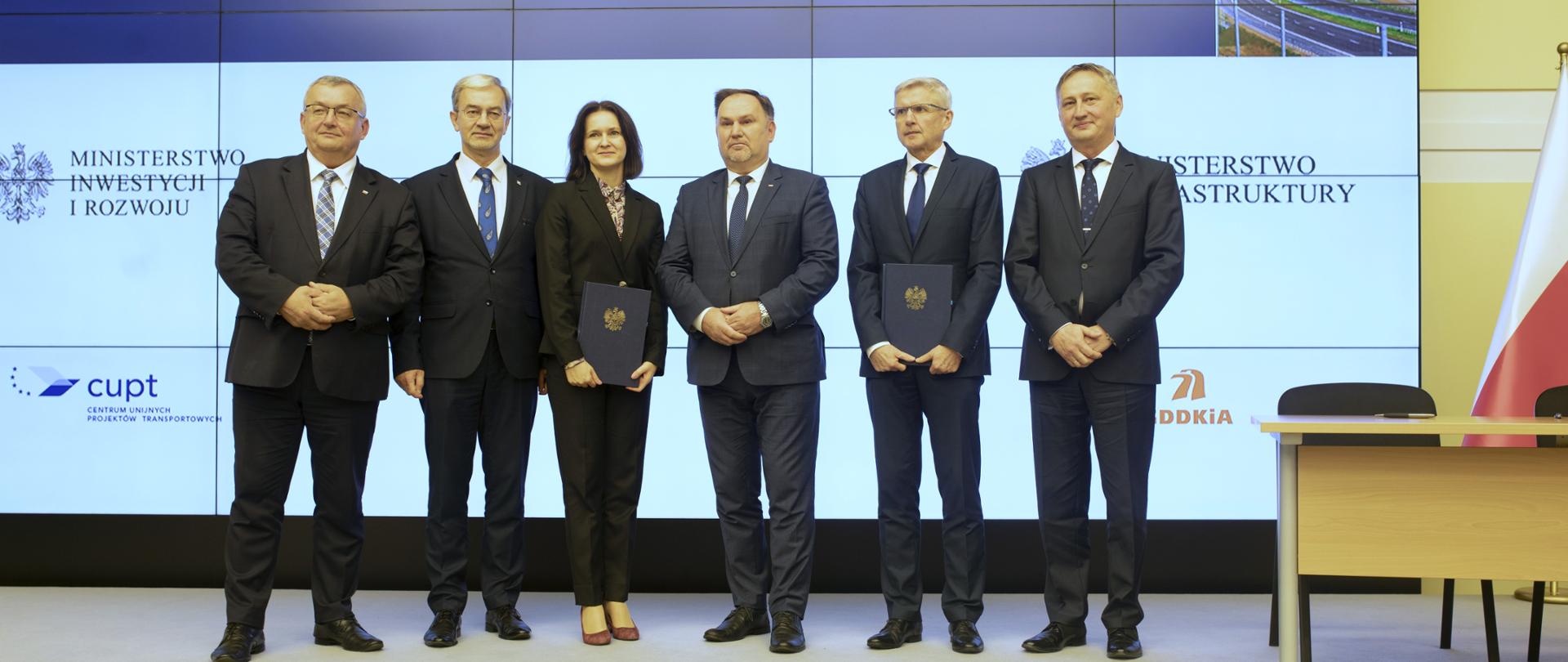 Na scenie w rzędzie stoi grupa ludzi. Od lewej: Andrzej Adamczyk, Jerzy Kwieciński, Joanna Lech, MArek KWitek, Jacek Gryga, Zbigniew Koniusz.