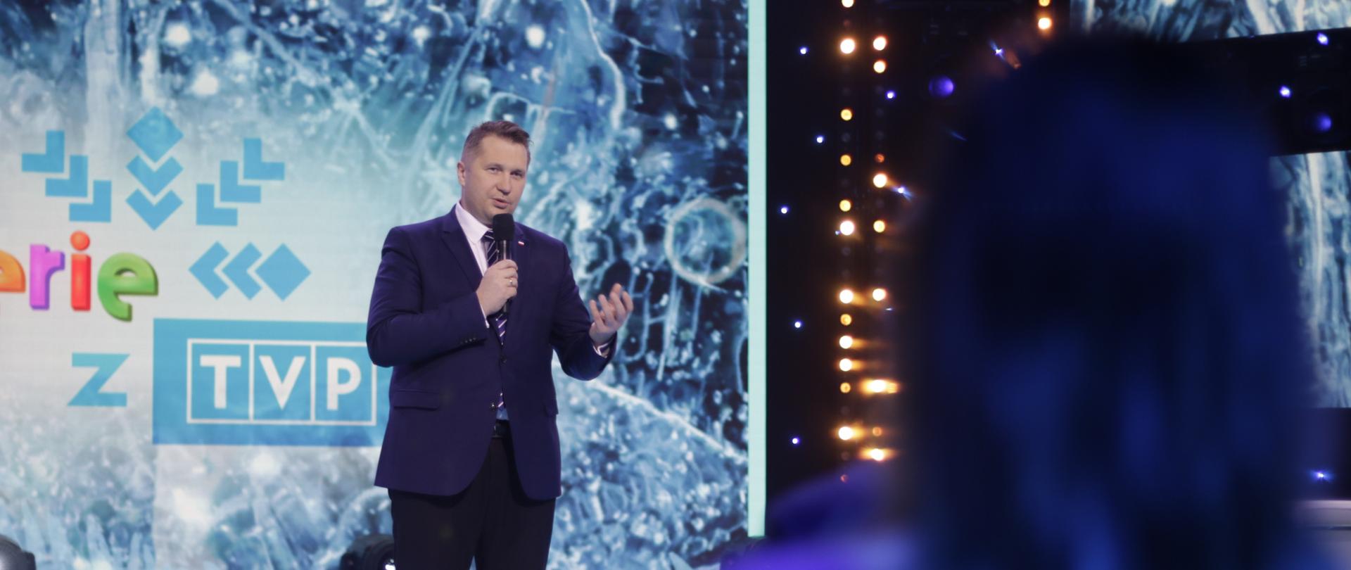 Zdjęcie ze studia TVP podczas konferencji prasowej z udziałem Prezesa Telewizji Polskiej S.A. Jacka Kurskiego oraz Ministra Edukacji i Nauki Przemysława Czarnka.