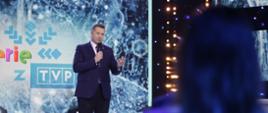 Zdjęcie ze studia TVP podczas konferencji prasowej z udziałem Prezesa Telewizji Polskiej S.A. Jacka Kurskiego oraz Ministra Edukacji i Nauki Przemysława Czarnka.