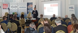 Przemowa Sekretarza Stanu przed zgromadzonymi osobami