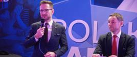 Wiceminister Waldemar Buda rozmawia z samorządowcami i przedsiębiorcami podczas spotkania na temat Polskiego Ładu